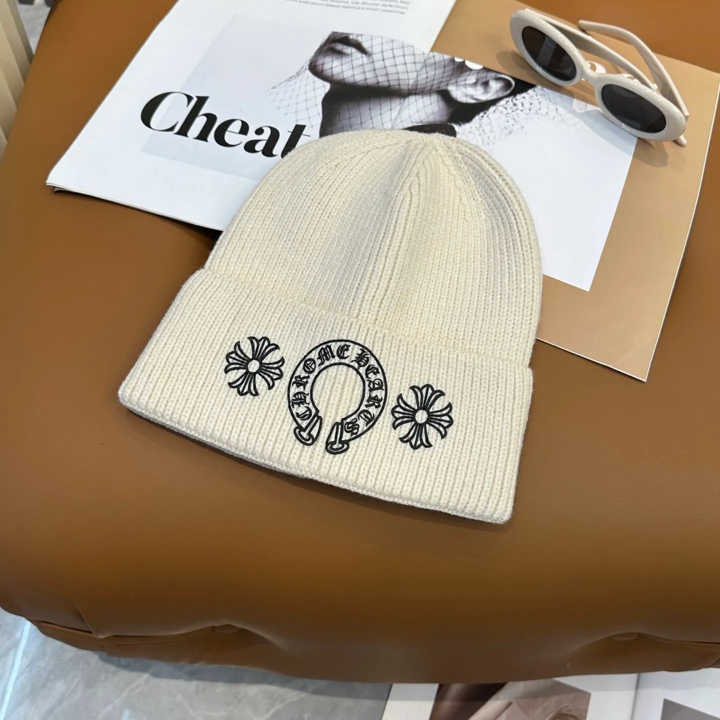 P50 🤍Chrome hearts new autumn and winter cross knitted hat🧶 One of the must-have hats in autumn and winter~ It really looks good on whoever wears it~, it is also a perfect match in black and white and gray in autumn~
